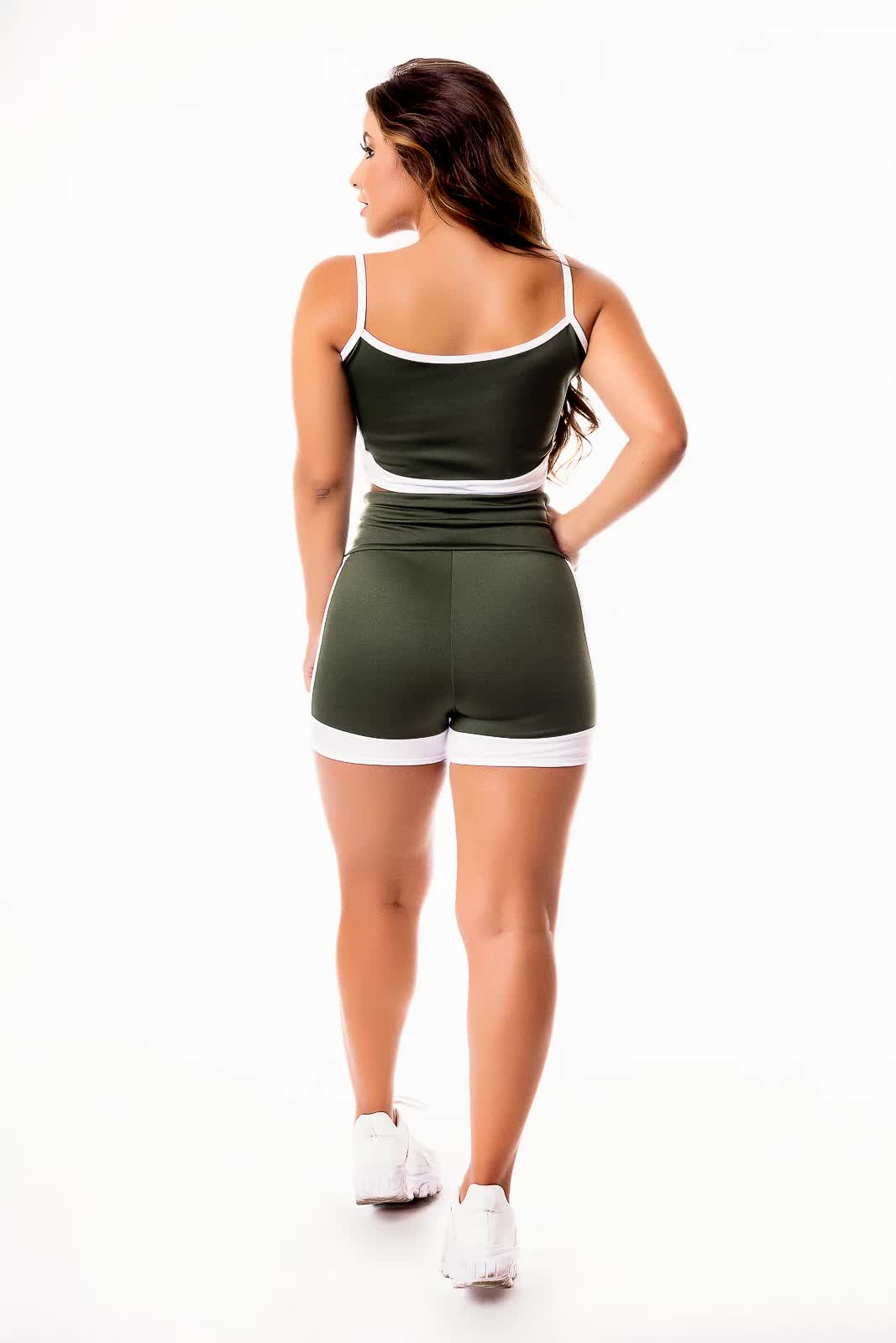 Conjunto Fitness: Short Verde Militar com Branco Cintura Alta + Cropped Alcinha