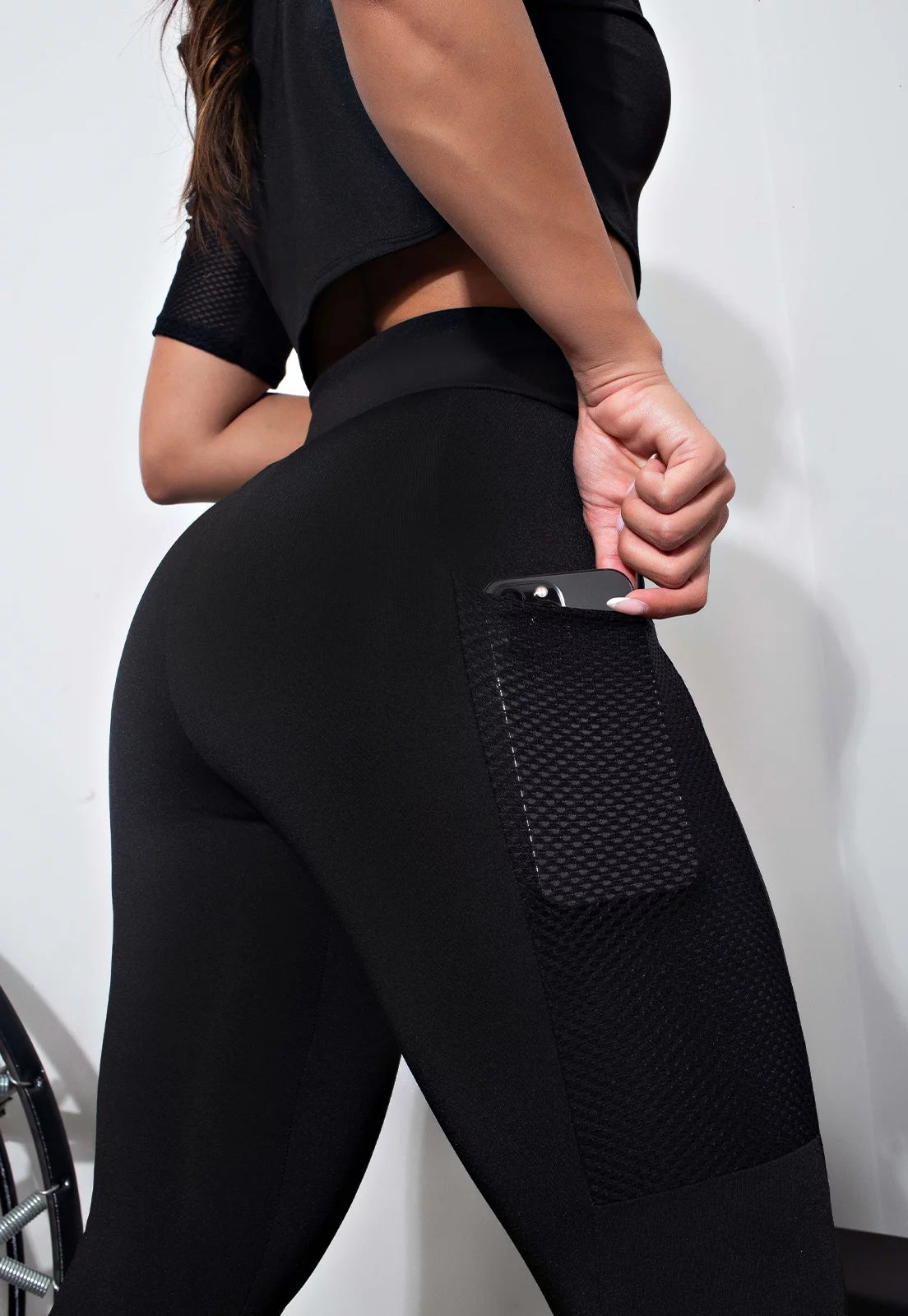 Conjunto Fitness: Cropped Preto + Calça Legging com Bolso Tela